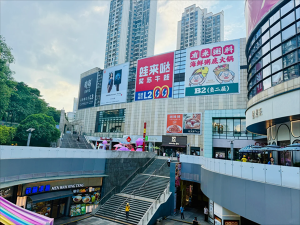 商場(chǎng)外墻廣告巨幅是什么材質(zhì)？