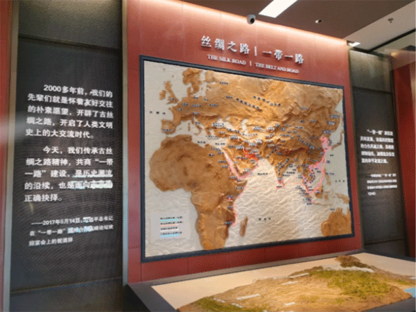 宣絨布加極窄型材展板，亞克力立體字